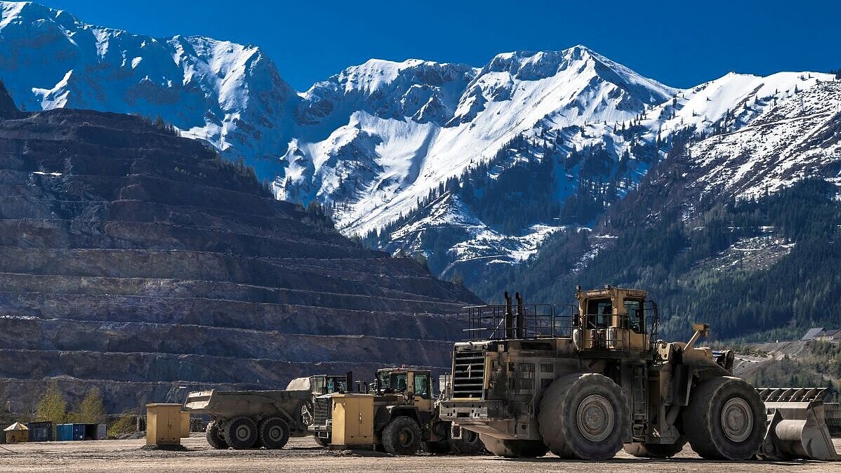 Photo of mining machines in front of Erzberg