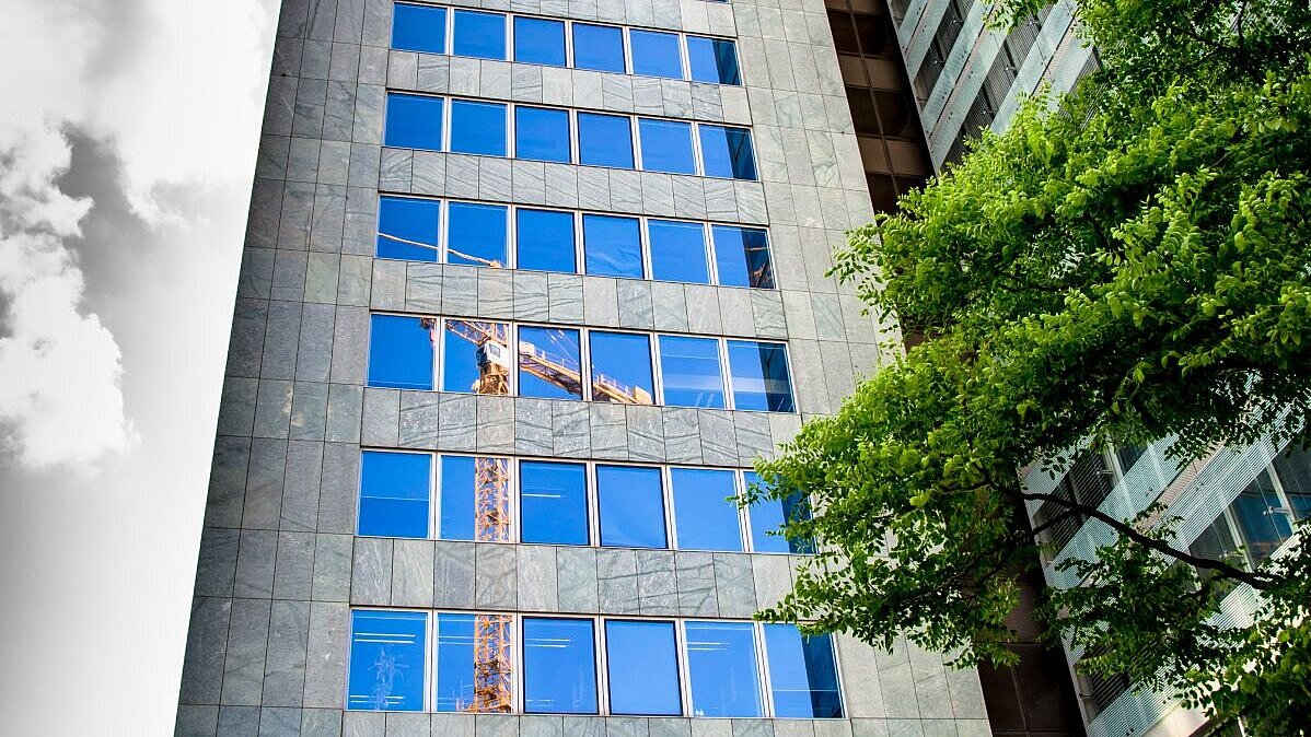 Foto Bürogebäude mit Baukran und Baum